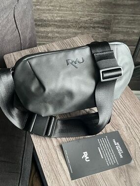 RYU **NWT**beltBag 1.5L Deepest Black Water Resistant Belt Bag Double Zip 10.5”